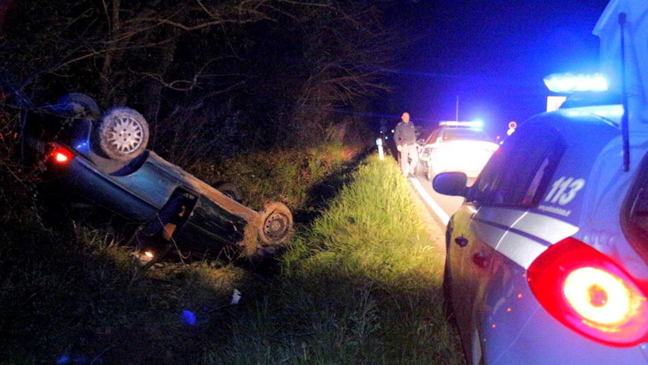 L'utilitaria capottata nel fossato a lato della provinciale per Collesalvetti (Marzi Pentafoto)