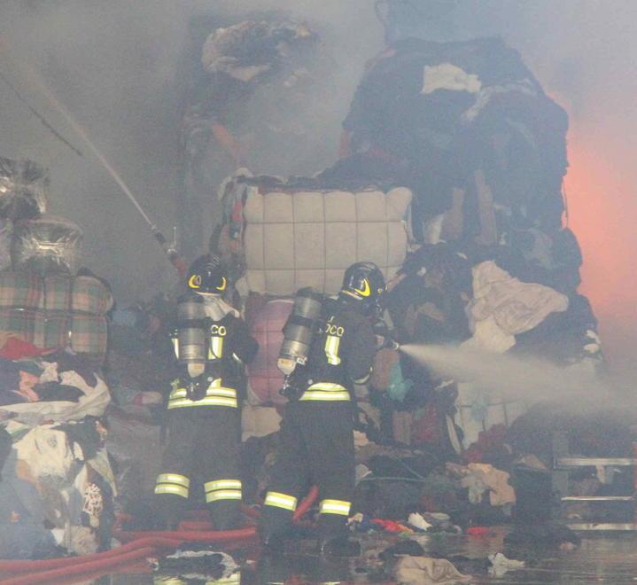 In fiamme magazzino di pezze sequestrate 