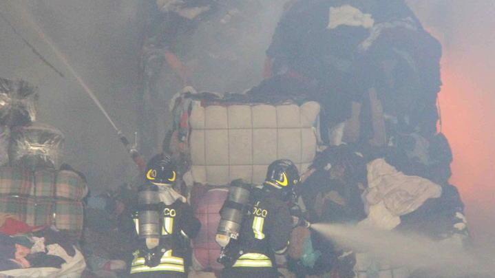 In fiamme magazzino di pezze sequestrate