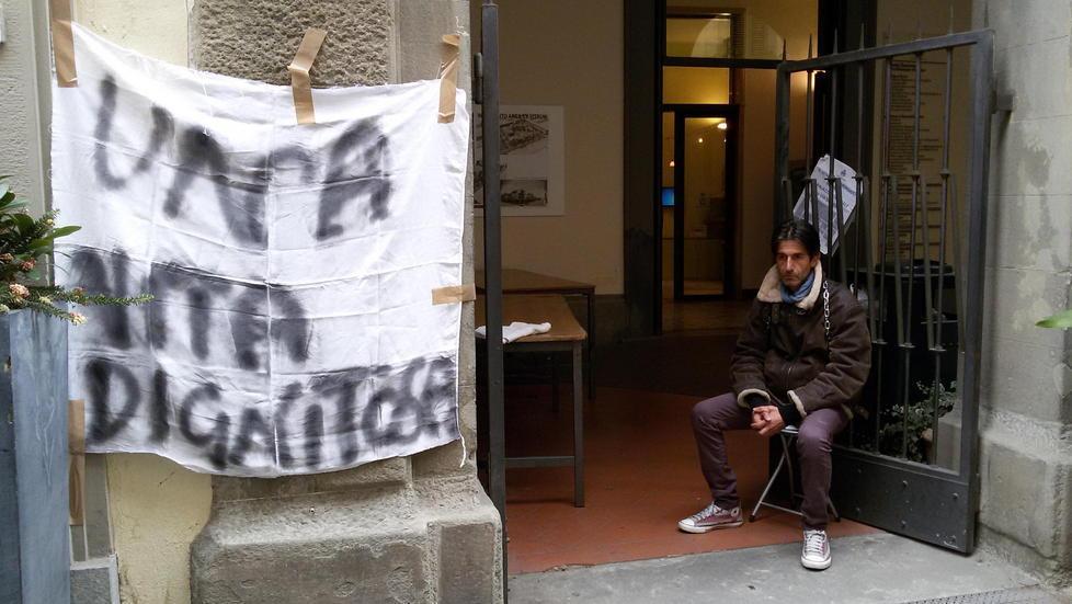 Si incatena ai cancelli del Comune ex imprenditore ora sfrattato 