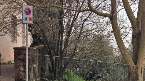 Esposto della lista civica su un parcheggio per disabili