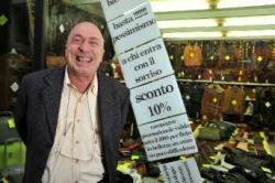 Un cappellino fiorito e in paese sboccia l’allegria 