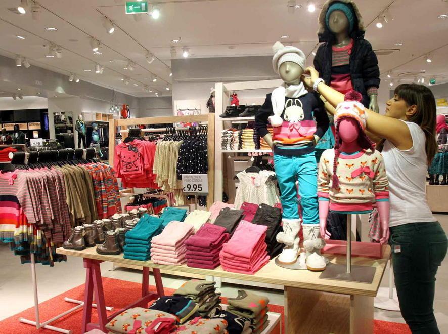 Furti in negozio, mamme derubate da H&M 