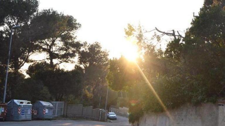 Ladri in villa a Quercianella nella fuga investono ciclista