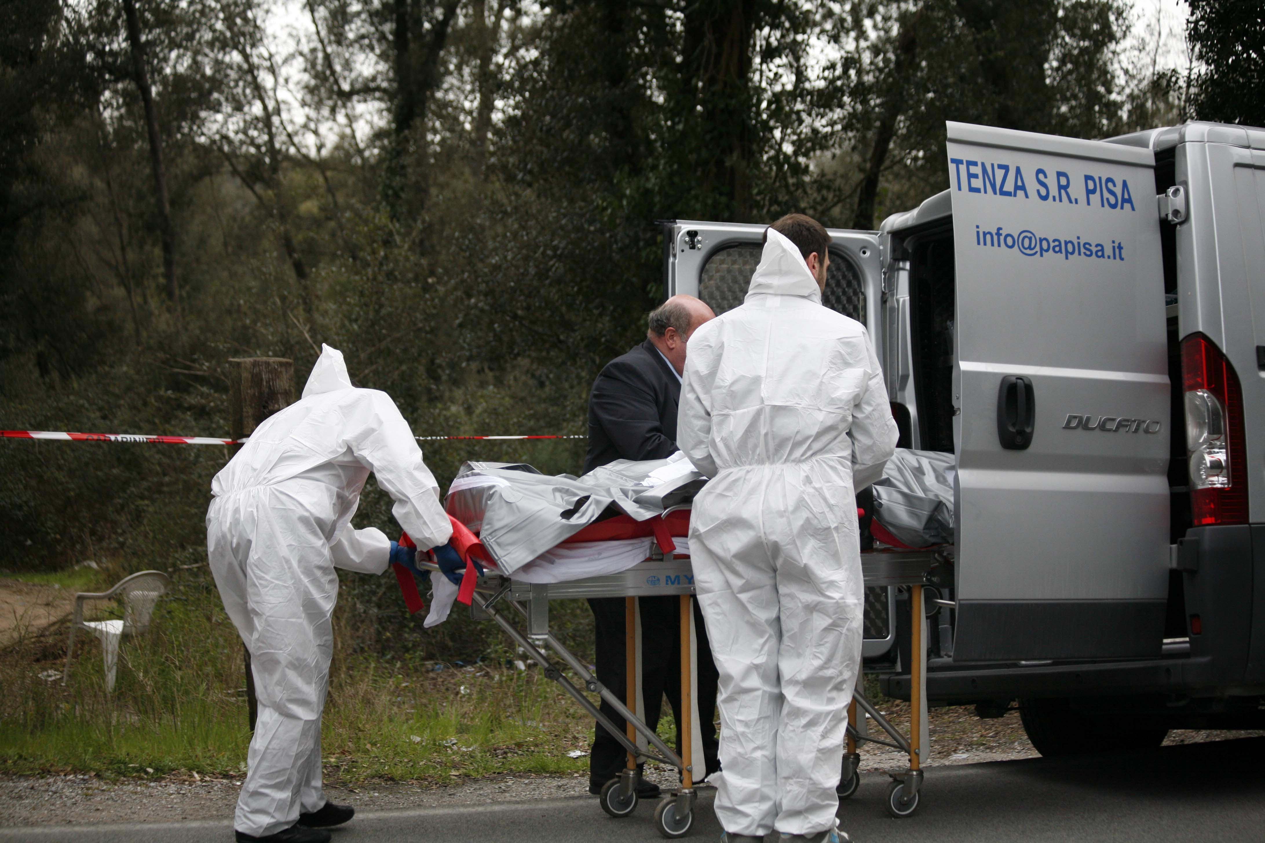 Il cadavere della donna uccisa con dieci coltellate nella pineta della Bufalina, fra Torre del Lago e Vecchiano