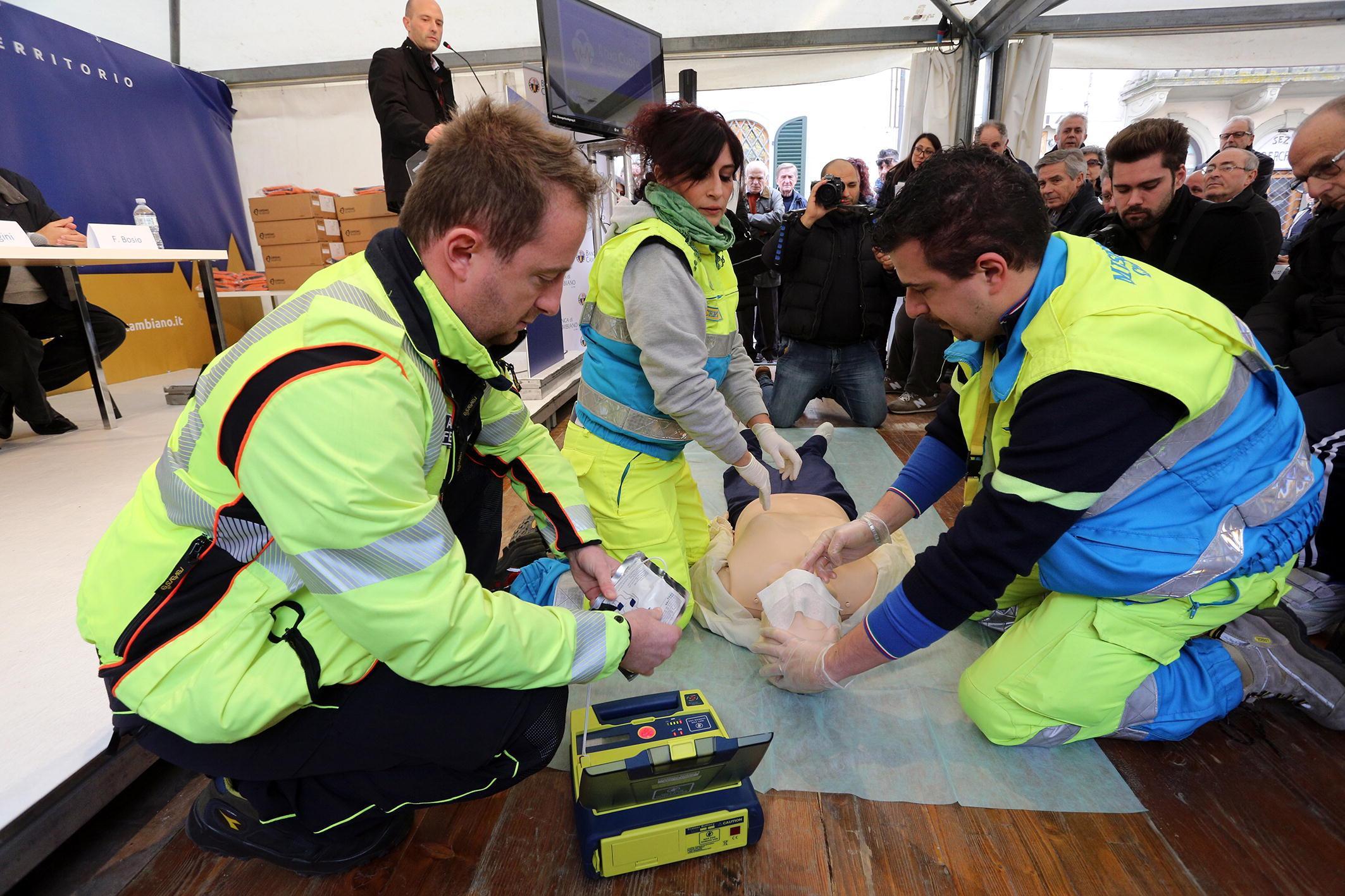 Un'esercitazione per l'uso del defibrillatore 