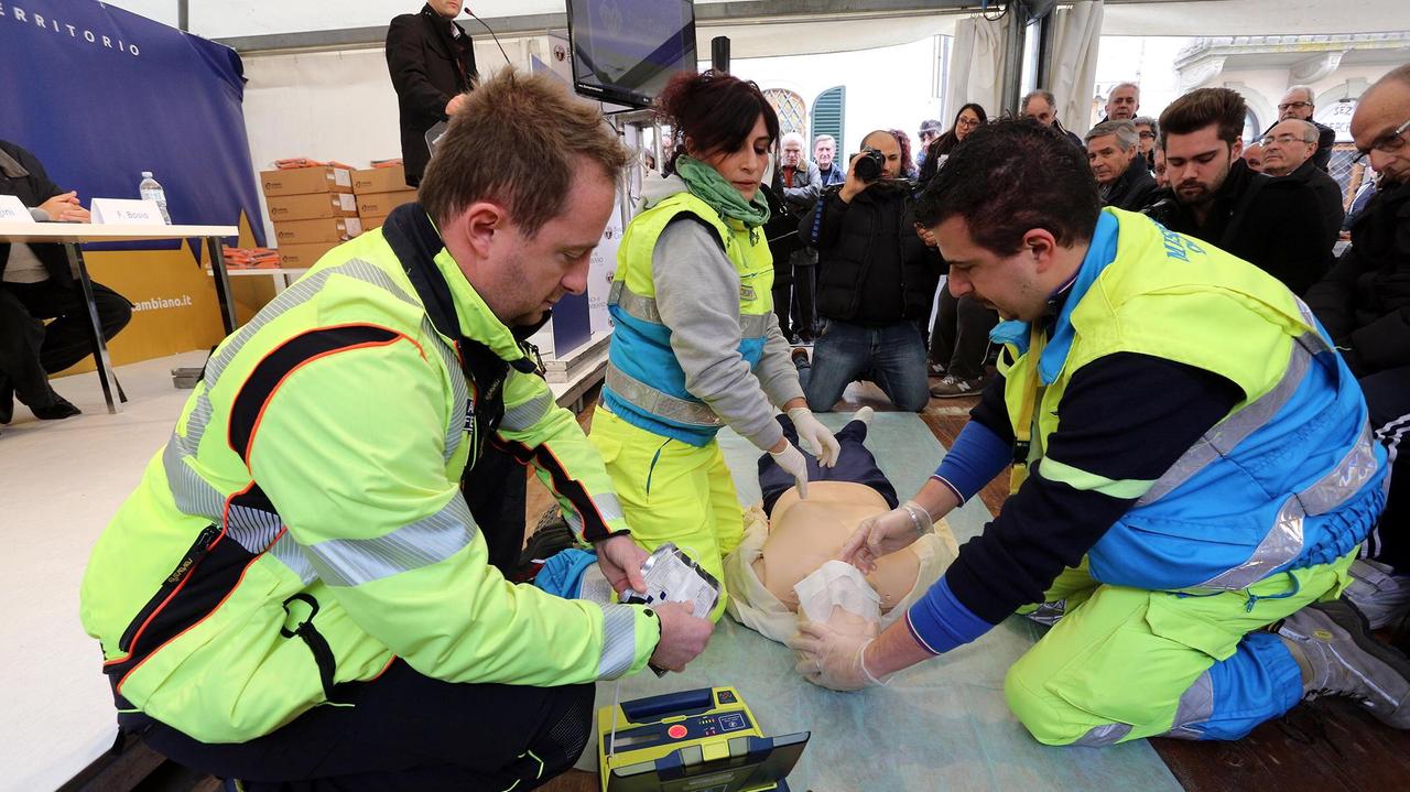 Un'esercitazione per l'uso del defibrillatore