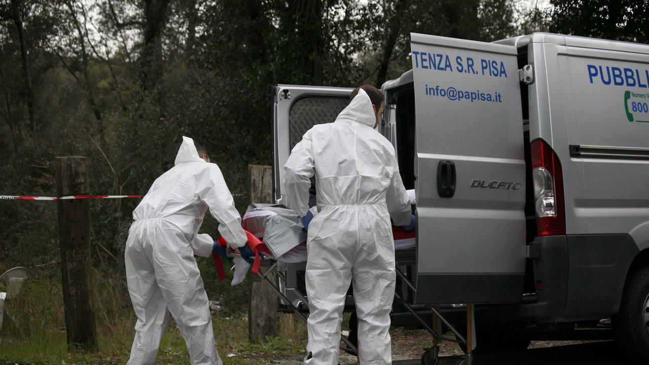 Il cadavere della ragazza che viene portato via