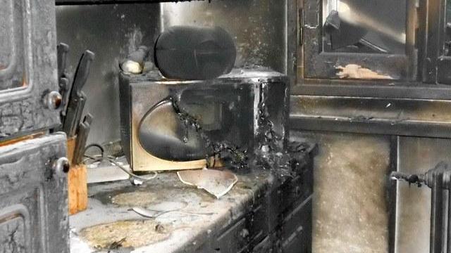 Fiamme in cucina in un alloggio dell'Acer