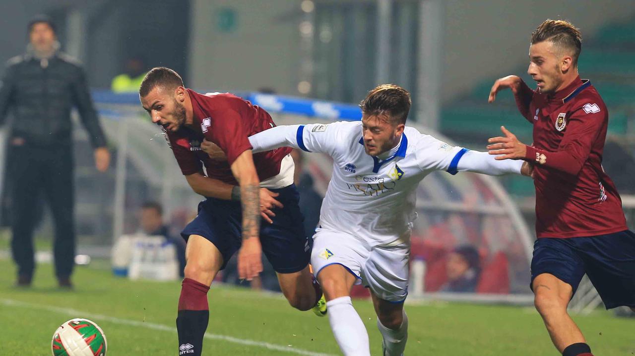 Una fase di gioco durante la partita di andata tra Reggiana e Prato