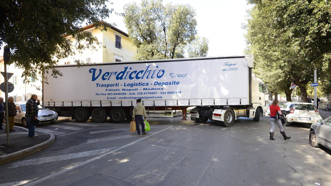Il tir incastrato nell'incrocio tra via Ugo Bassi e via Ferrucci (foto Agenzia Bf)