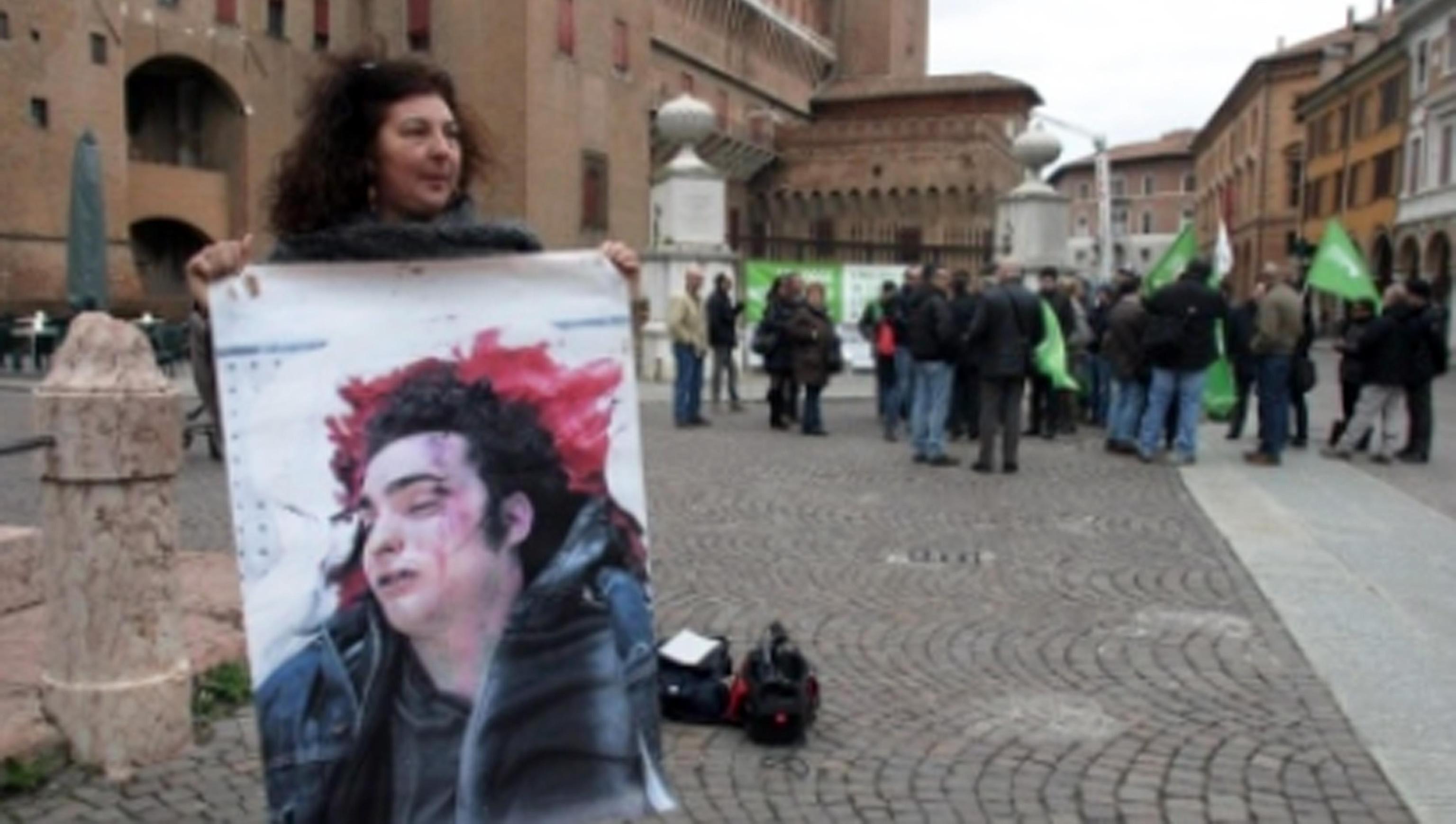 Patrizia Moretti con la foto del figlio morto
