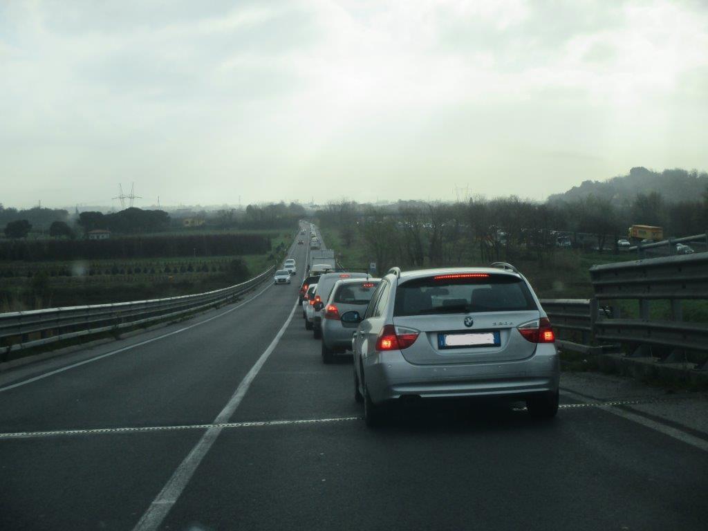 Il traffico fermo lungo la variante di Spazzavento visto dal ponte sulla ferrovia