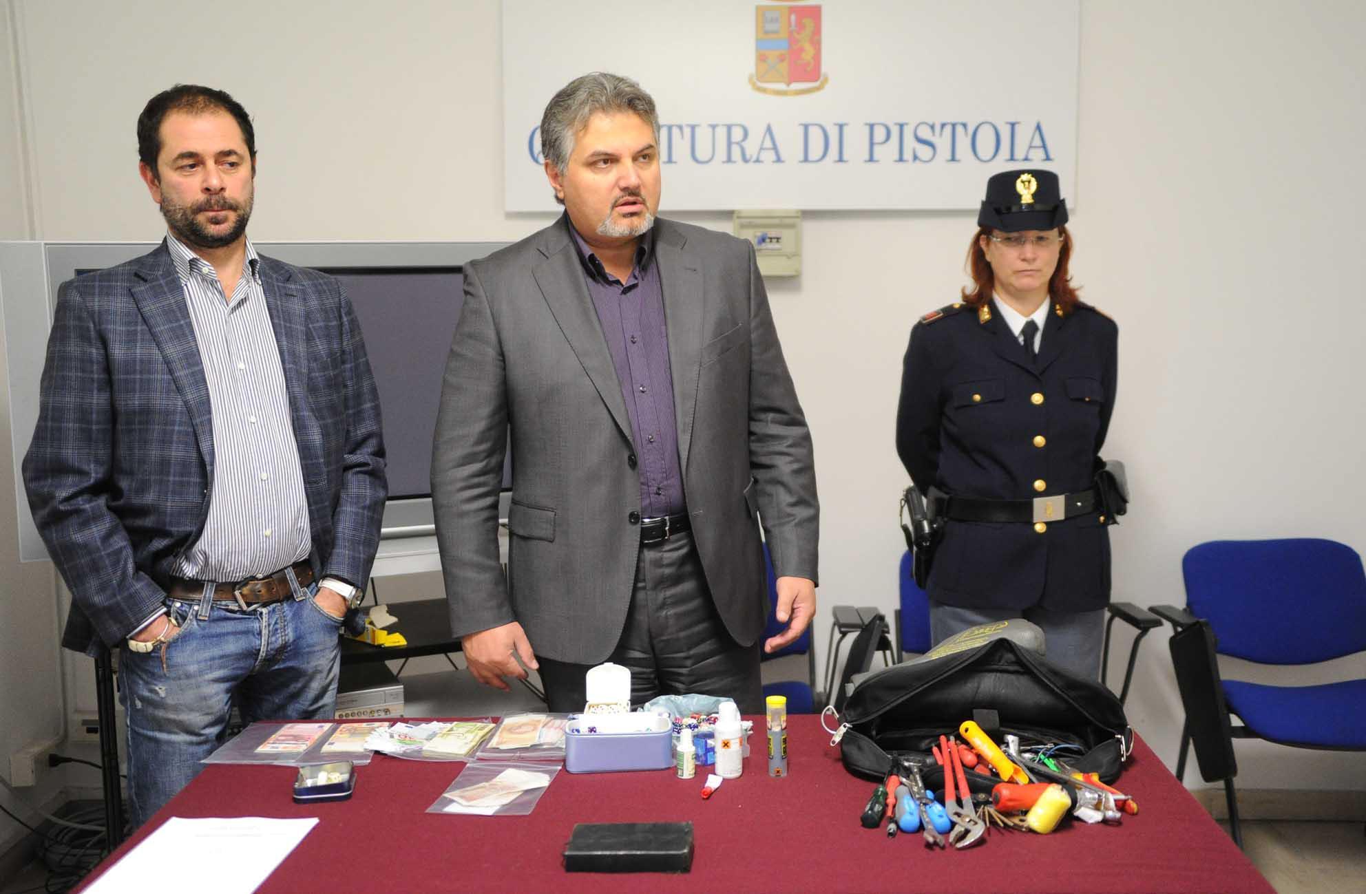 Al centro Antonio Fusco, dirigente della Squadra mobile (foto Gori)