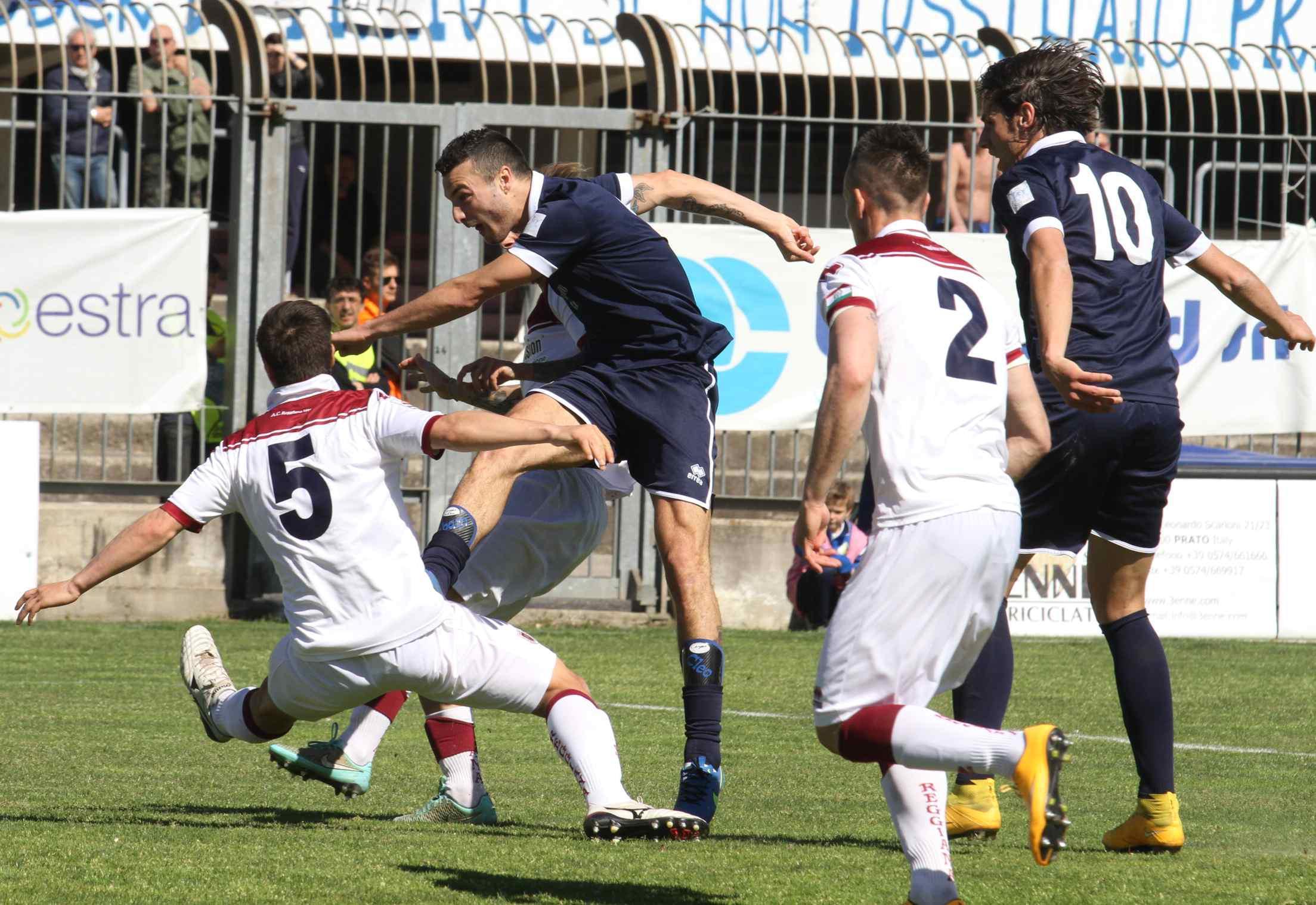 Un'azione del primo tempo di Prato-Reggiana (foto Batavia)