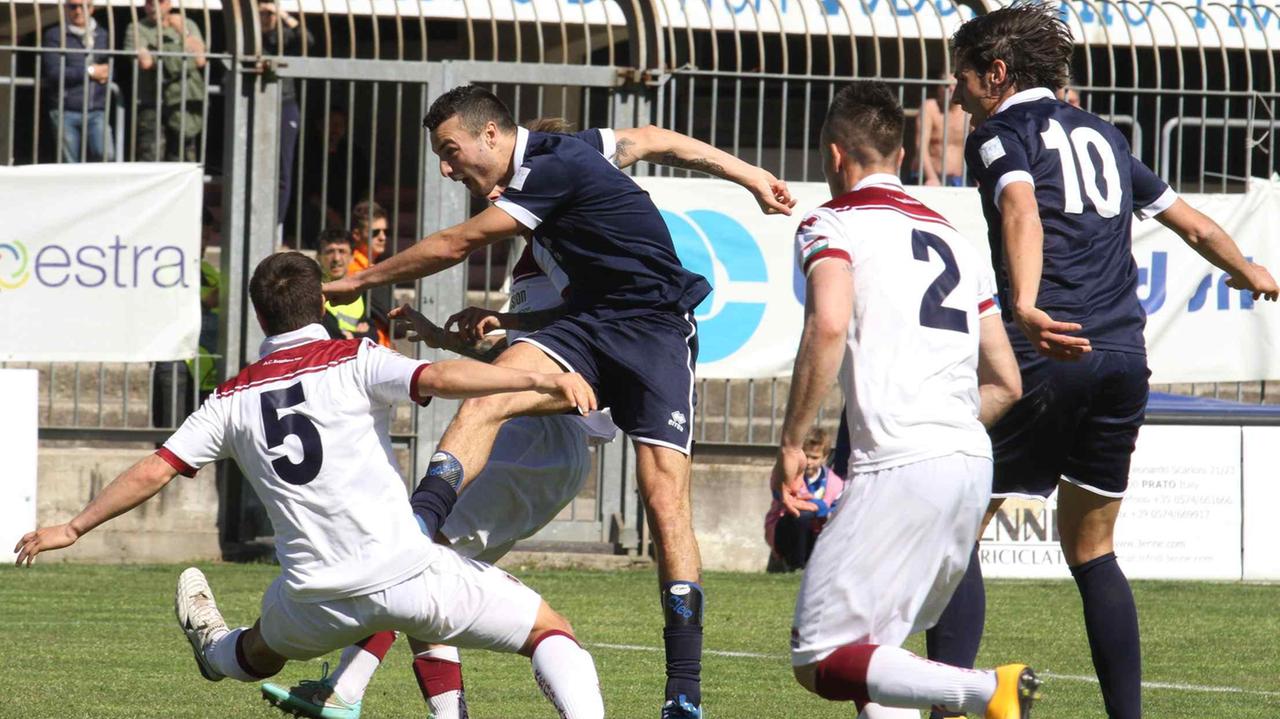 Un'azione del primo tempo di Prato-Reggiana (foto Batavia)