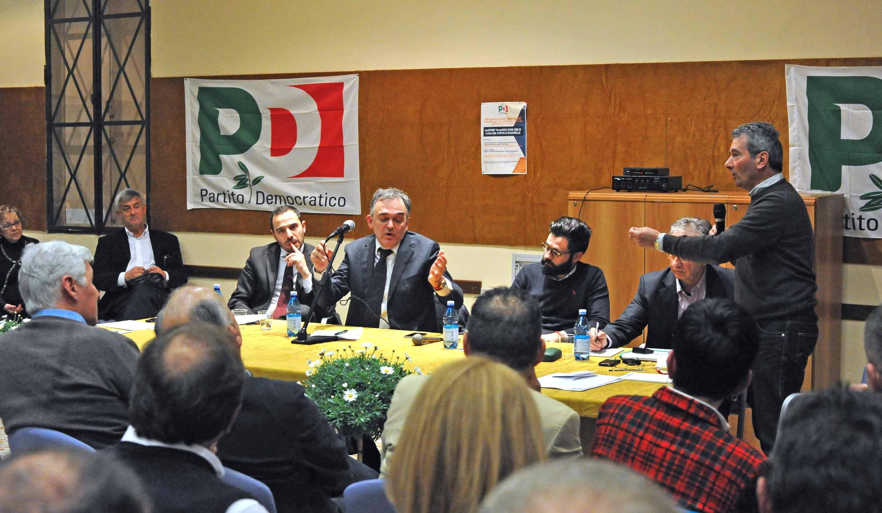 Al centro Enrico Rossi, alla sua destra il sindaco Samuele Bertinelli (foto Gori)