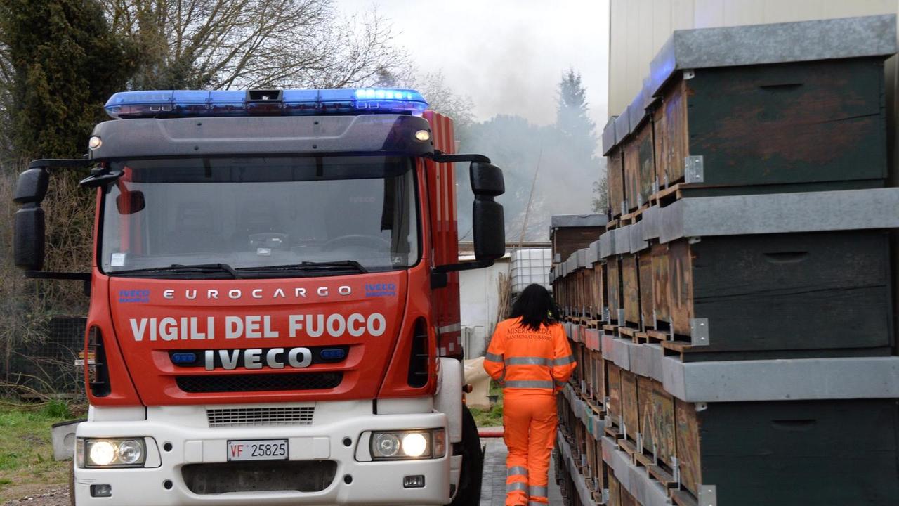 I pompieri intervengono per un distaccamento di intonaco all'ingresso di una scuola elementare