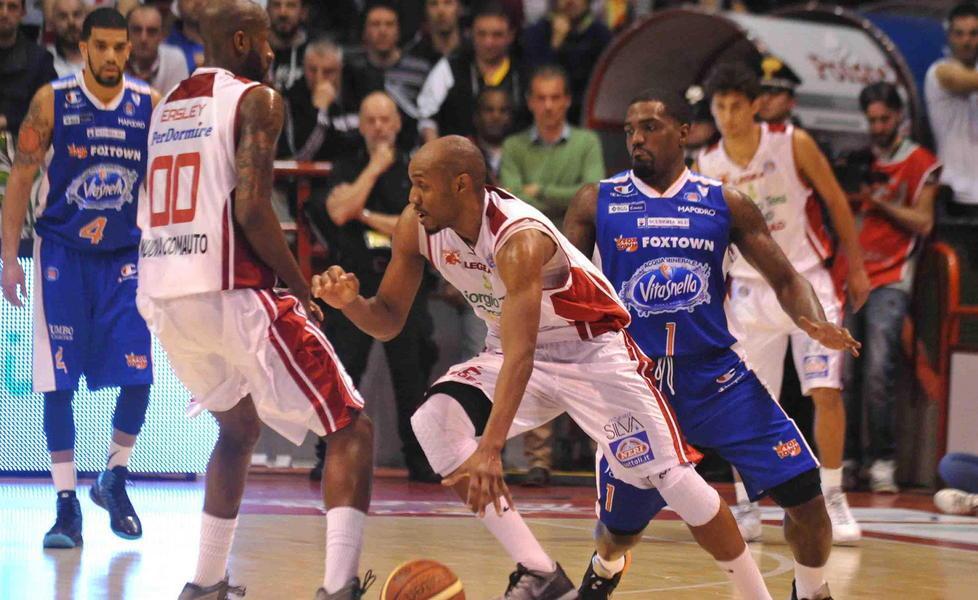Cj Williams in azione sotto la protezione di Tony Easley (Foto Gori)
