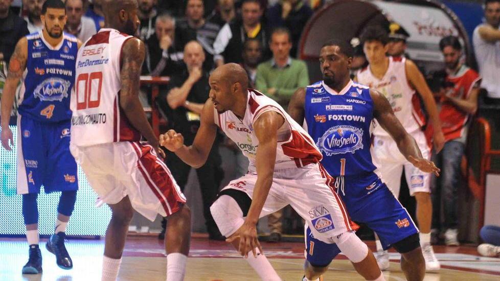 Cj Williams in azione sotto la protezione di Tony Easley (Foto Gori)