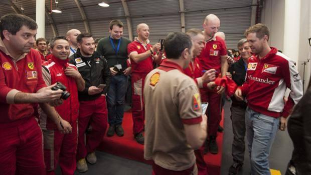 Vettel oggi con gli uomini Ferrari della Gestione Sportiva