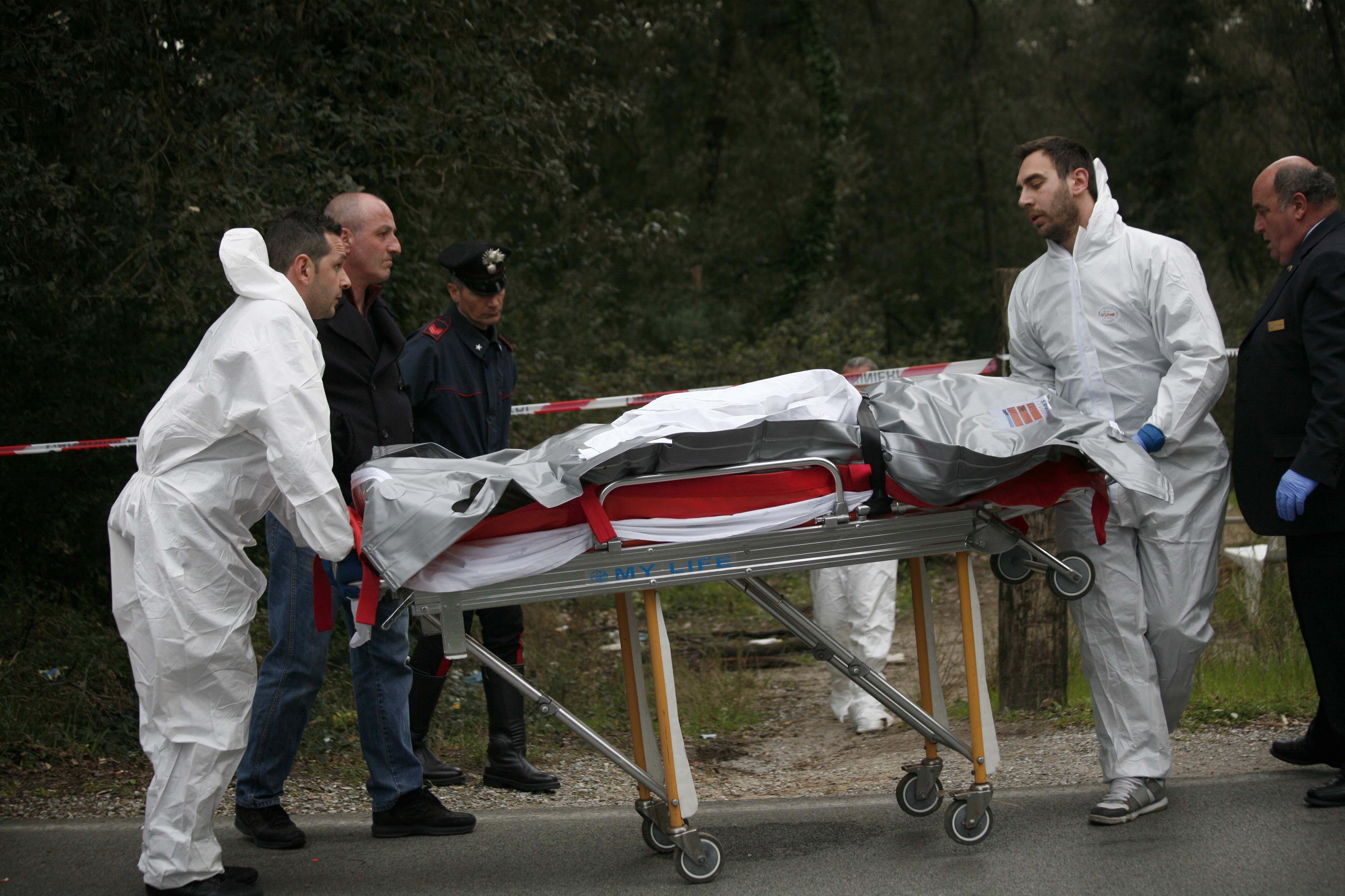 La rimozione del corpo della nigeriana dalla pineta della Bufalina