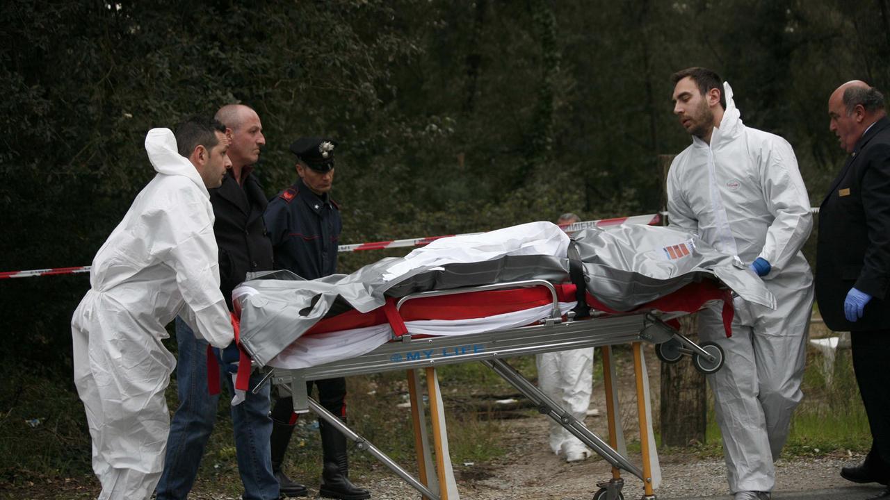La rimozione del corpo della nigeriana dalla pineta della Bufalina