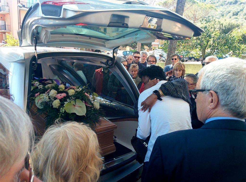 Un momento dei funerali di Gisella Alonzo