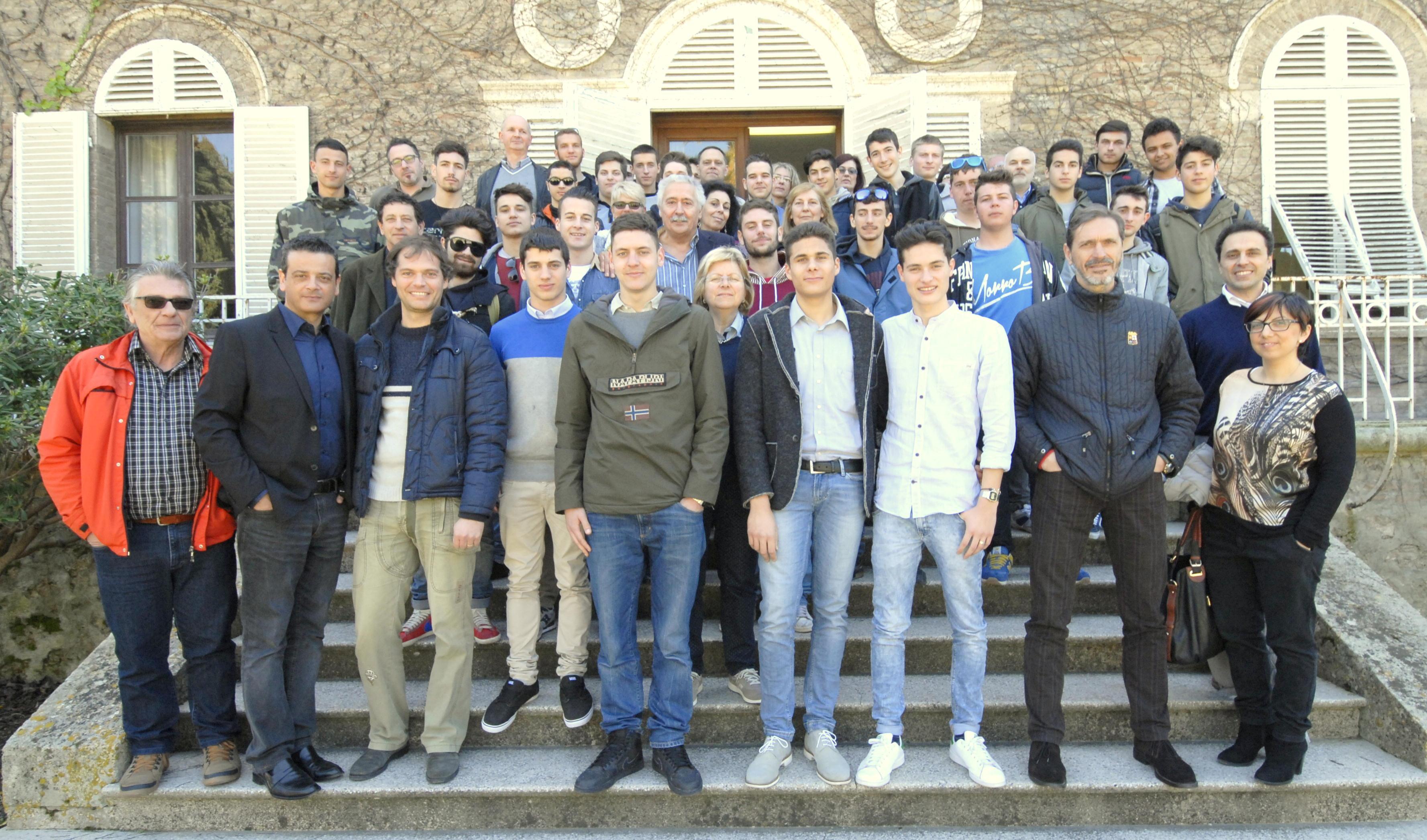 Il gruppo dei ragazzi, con l’assessore e i responsabili della società Solvay