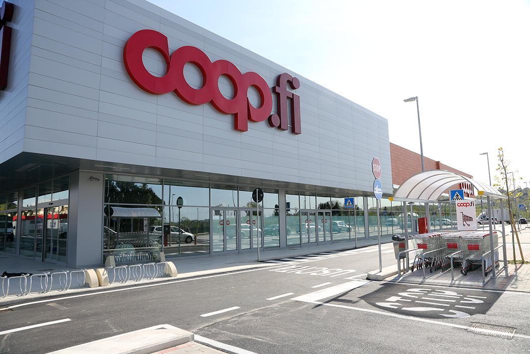 Un esterno del supermercato della Coop a Certaldo