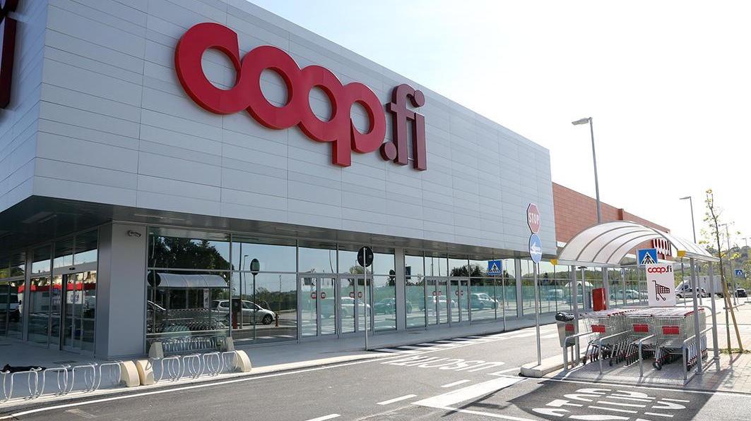 Un esterno del supermercato della Coop a Certaldo