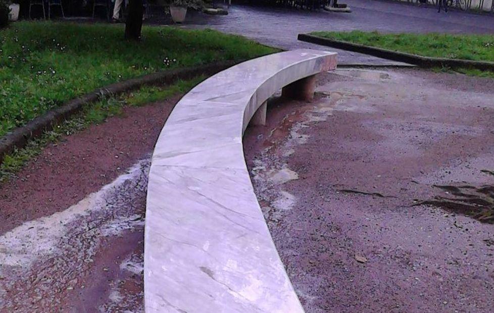 Piazza Dante, panchine ripulite dalle scritte 