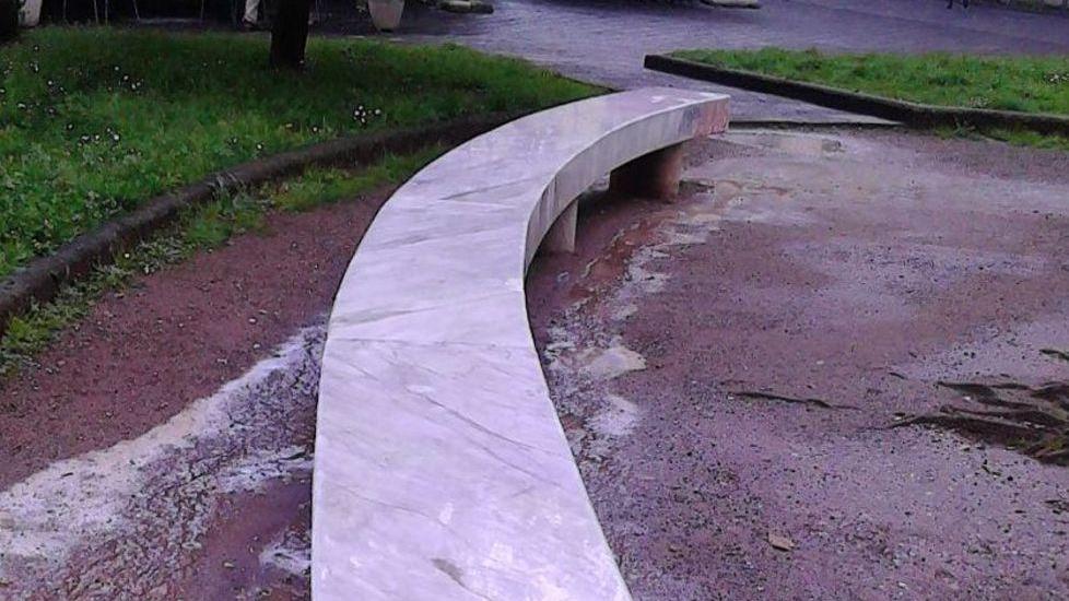 Piazza Dante, panchine ripulite dalle scritte