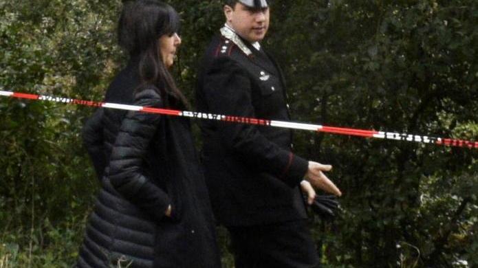 Uccisa nella boscaglia l’assassino ha infierito
