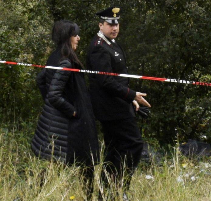Uccisa nella boscaglia: l’assassino ha infierito 