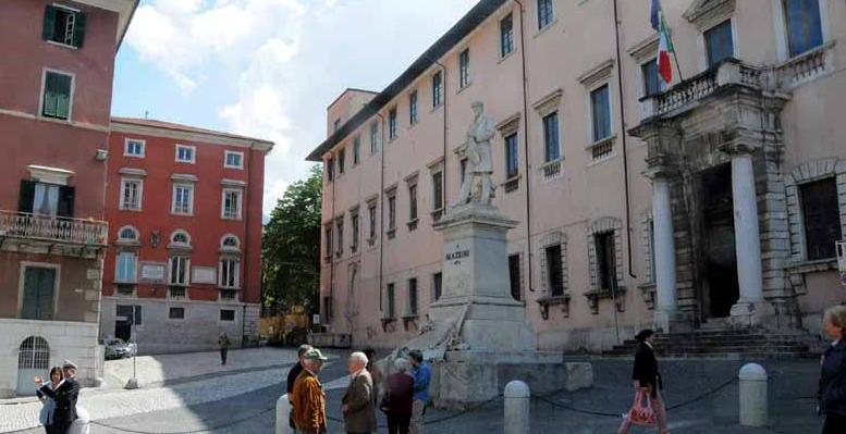 Ztl: in piazza Accademia si torna a parcheggiare 