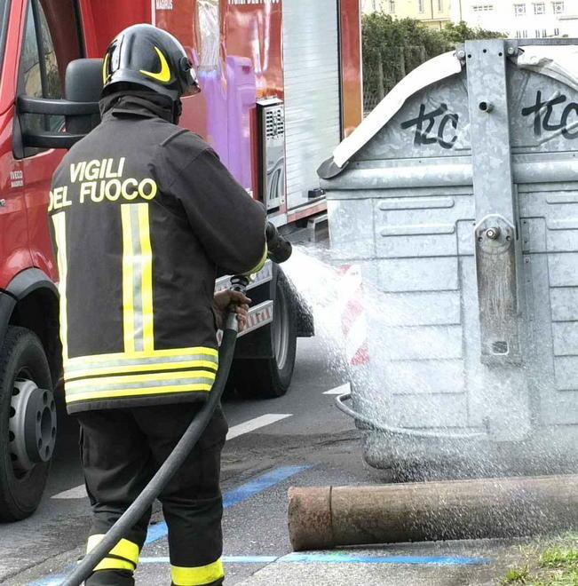 Bombola in fiamme al cassonetto 