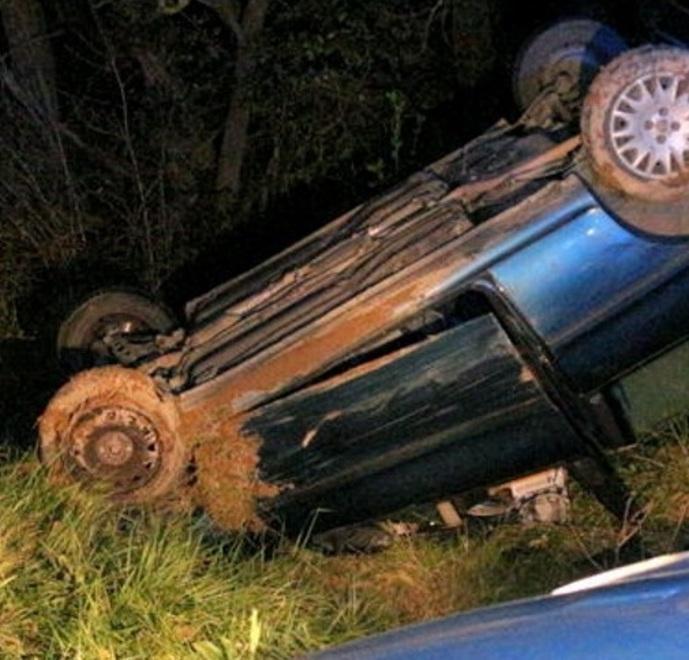 In fuga dalla volante del 113 si ribaltano con l’auto nel fosso 
