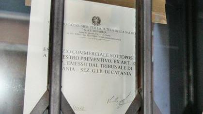Deve curarsi, ma sta al banco carni