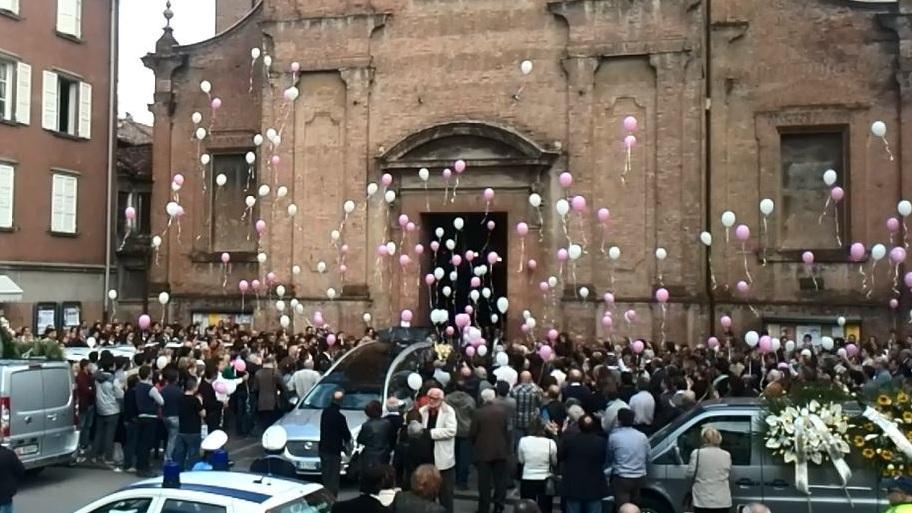 Palloncini e fiori bianchi per l’addio a Benedetta