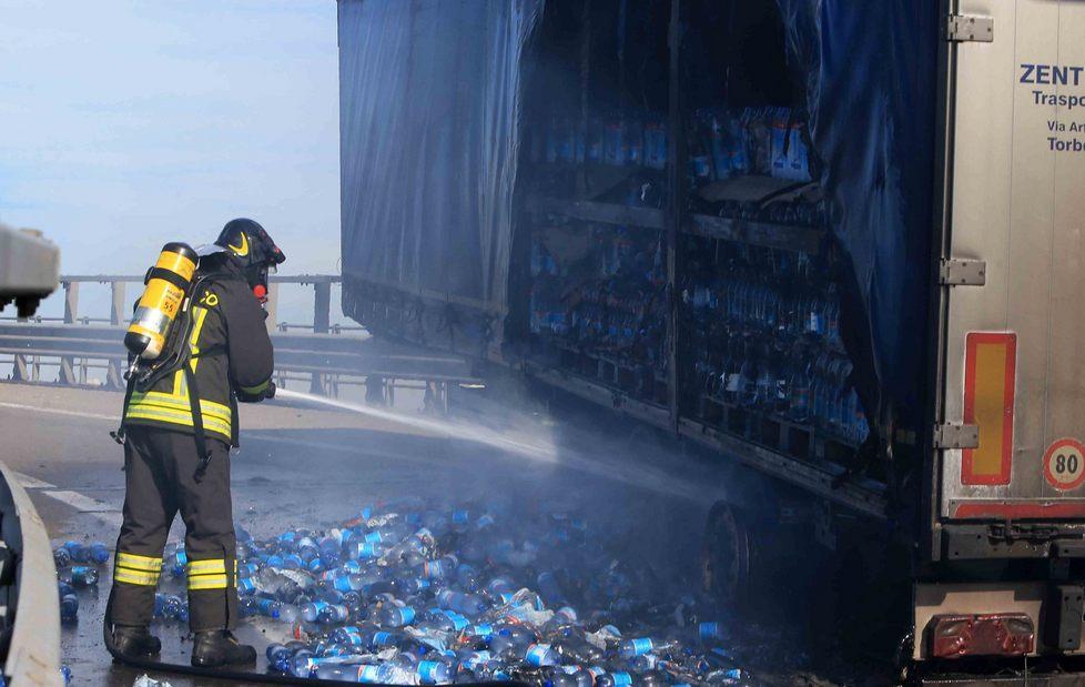 Camion in fiamme all’imbocco della A1 