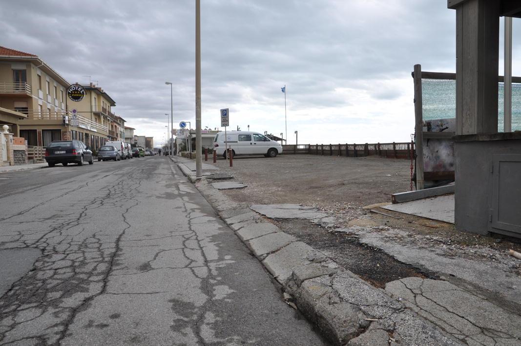 Marciapiede dissestato sul viale della Vittoria