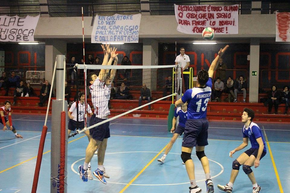 Andrea Francesconi col numero 13 alla schiacciata
