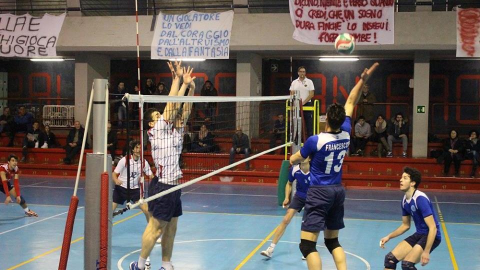 Andrea Francesconi col numero 13 alla schiacciata