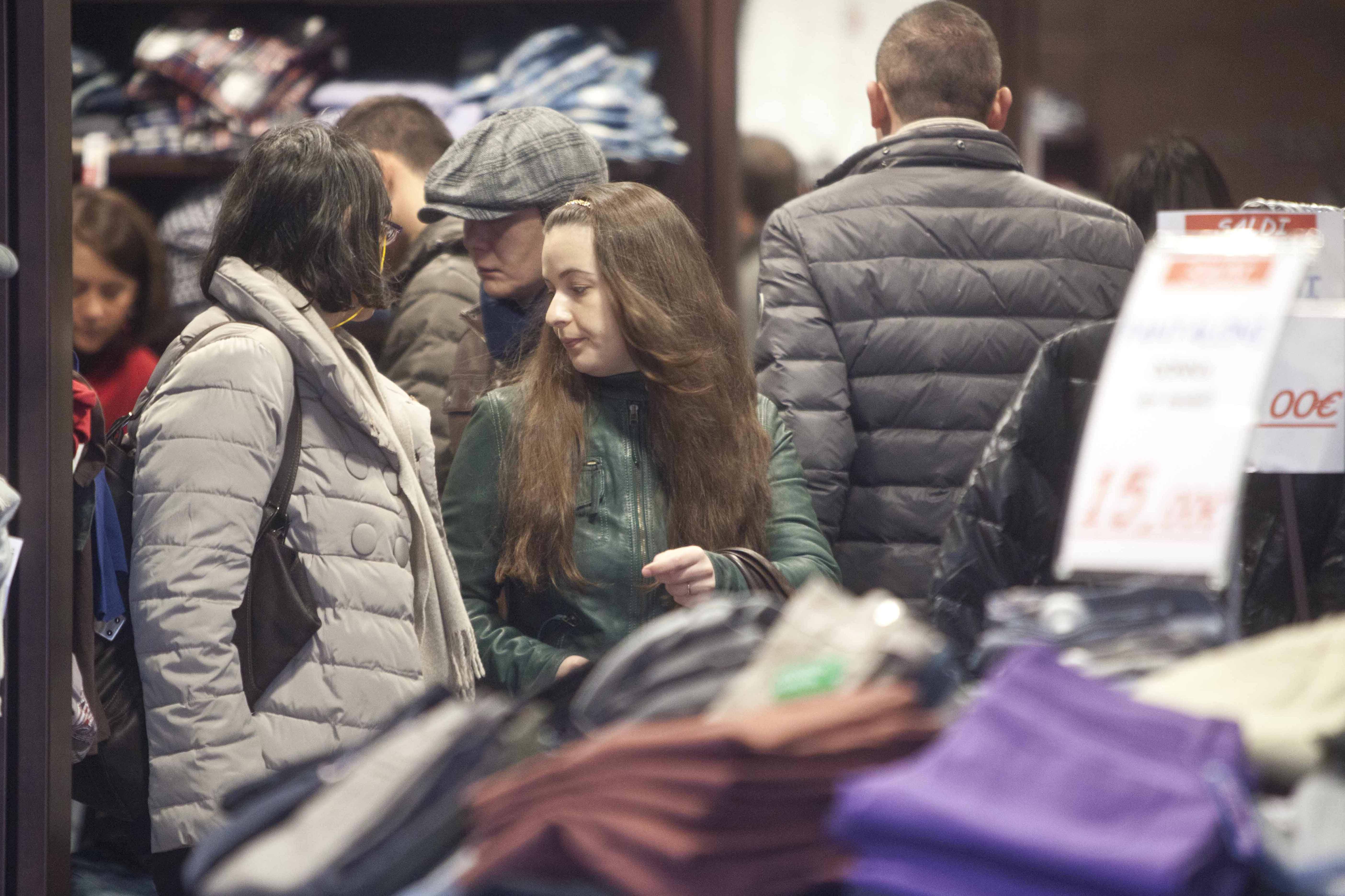 Commercio: sempre più negozi aperti nei giorni festivi. Pronto uno sciopero