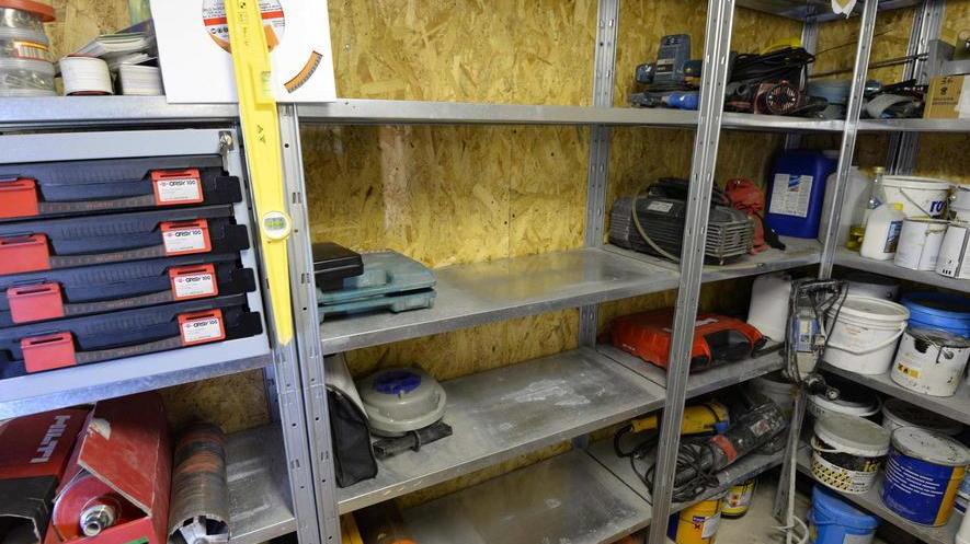 Il magazzino svaligiato in via Senese a Grosseto (foto Bf)