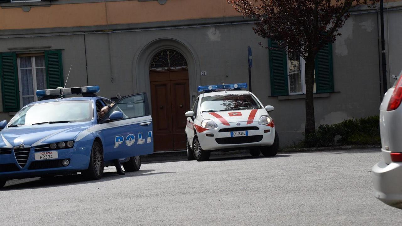 Polizia e vigili urbani davanti al commissariato (foto Franco Silvi)