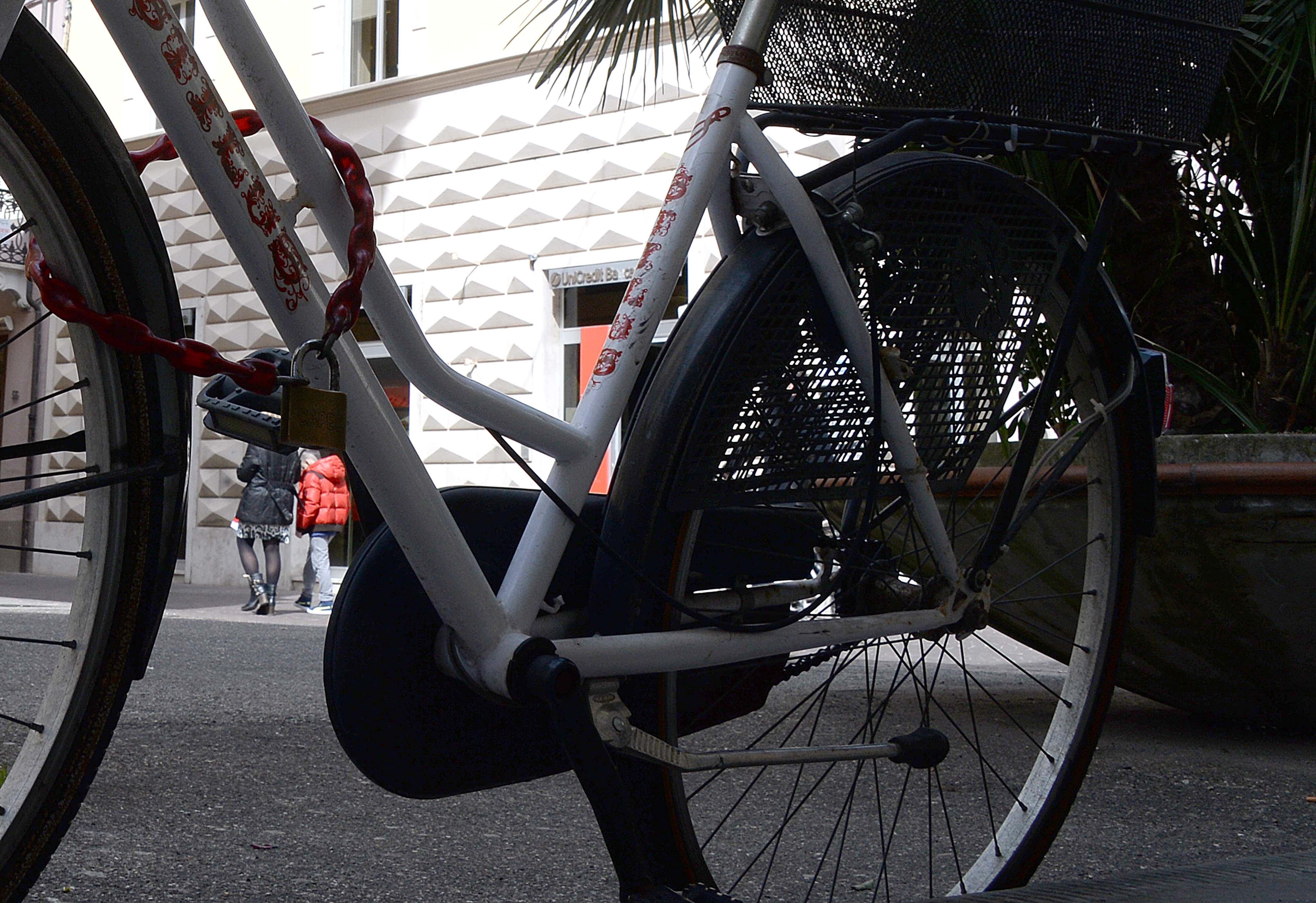 Le bici abbandonate saranno rimosse dal 9 aprile (foto Franco Silvi)