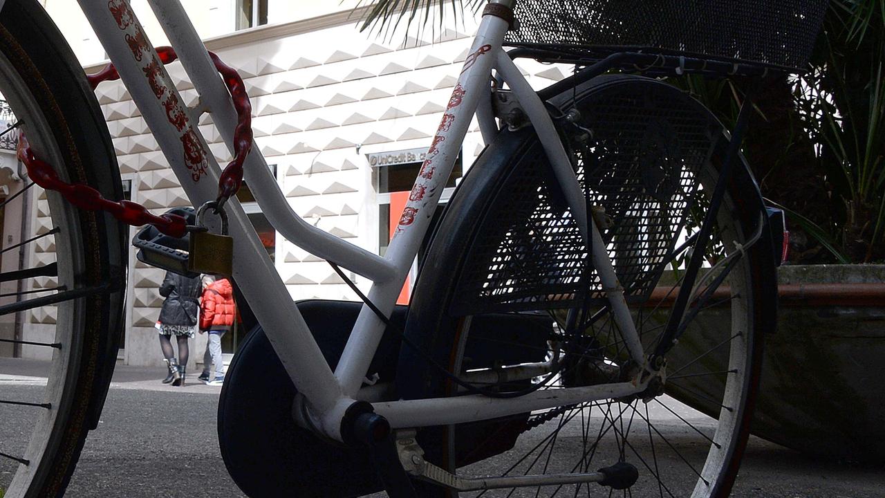 Le bici abbandonate saranno rimosse dal 9 aprile (foto Franco Silvi)