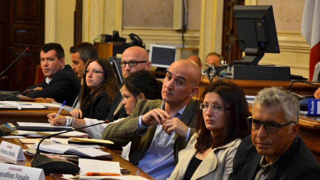 Il sindaco Nogarin e i suoi assessori in consiglio comunale